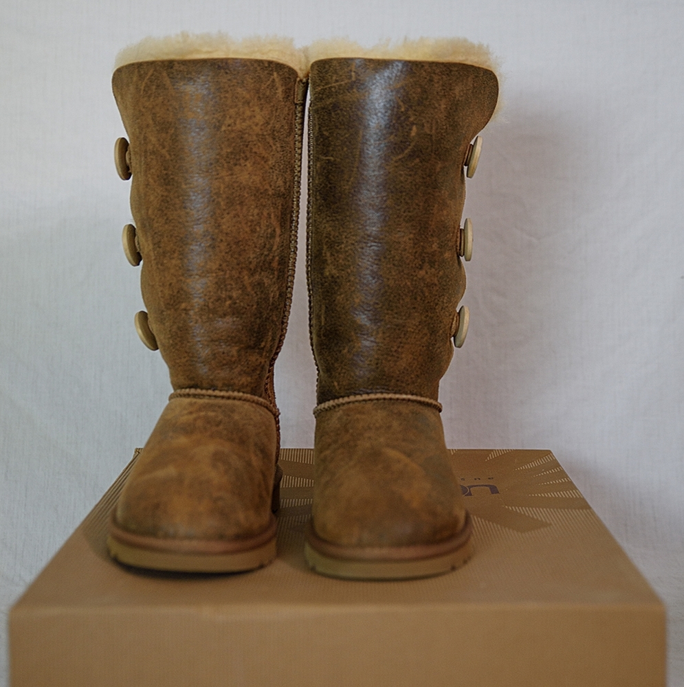 UGG AUSTRALIA BAILEY BUTTON TRIPLET BOMBER SIZE 6